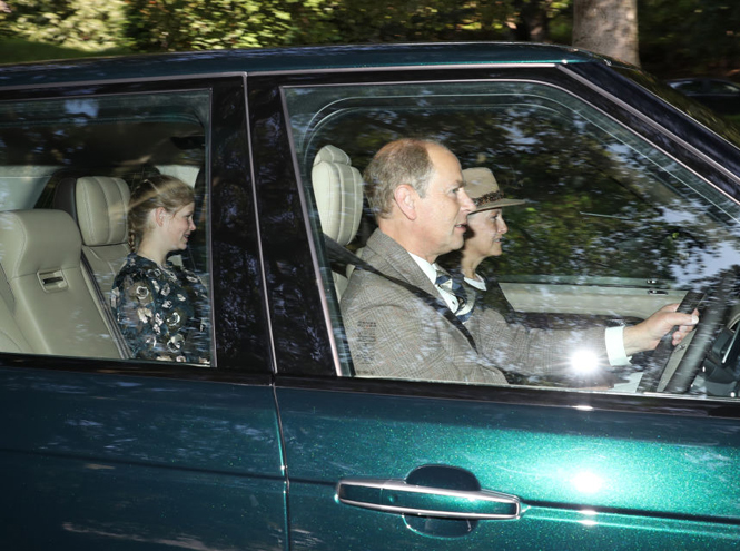 Королева вместе с семьей посетила воскресную службу в Балморале