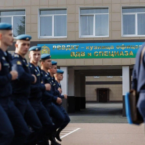Десантники торжественным маршем прошлись по плацу училища | Источник: телеграм-канал губернатора Павла Малкова