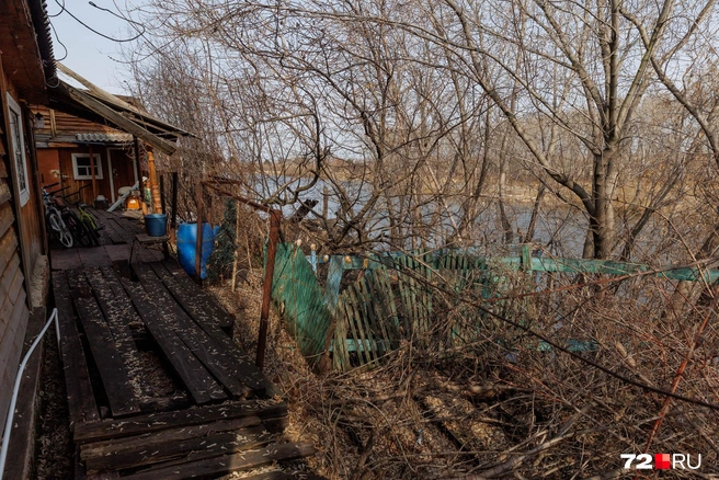 За огородом — обрыв | Источник: Ирина Шарова / 72.RU