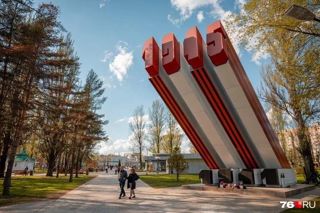 На входе в парк встречает роскошная стела  | Источник: Александр Куренной / 76.RU