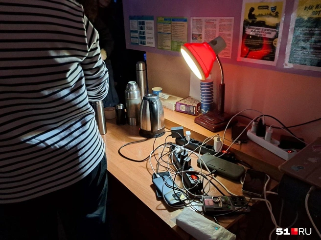 Чтобы зарядить гаджеты, люди приходят в пункты помощи | Источник: Дмитрий Артёменко / 51.RU