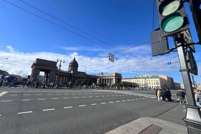 Невский проспект перекрыт: крестный ход в Петербурге