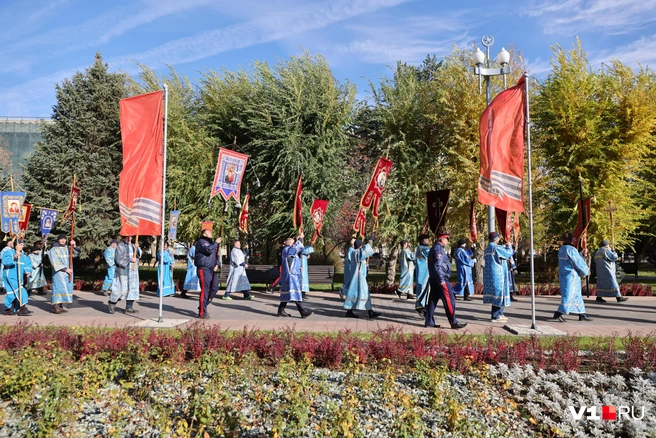 Шествие продолжилось на Аллее Героев. Вместе со священнослужителями шли и казаки, несшие хоругви казачьих полков | Источник: Алексей Волхонский / V1.RU