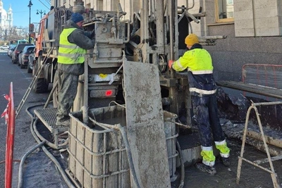 В центре Петербурга бурят скважины для нового метро