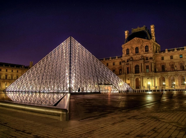 Первых подозреваемых в ограблении Лувра задержали — им мог помогать охранник музея