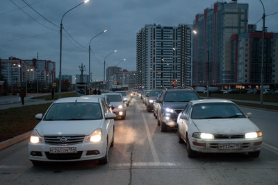 Двухкилометровая пробка образовалась на площади Труда в Новосибирске