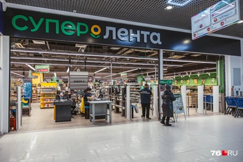 Сетевые продуктовые магазины расположились по соседству | Источник: Артем Бауман / 76.RU