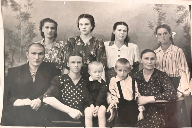 Георгий до войны с родными | Источник: архив семьи Глушенкова