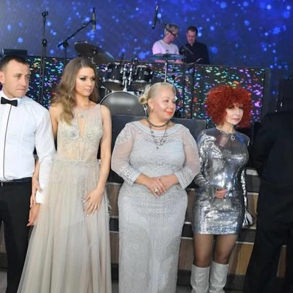 Подруга семьи Владислава Пасика Анет Рон рассказала, что к алтарю Екатерину вел ее дедушка Виктор Тархов | Источник: «МАЛАХОВ» / Smotrim.ru
