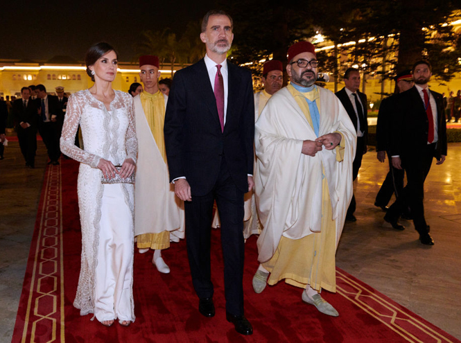 Герцогиня Сассекская или королева Летиция: чей гардероб в туре по Марокко оказался удачнее