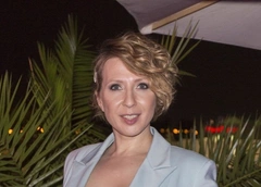 Чурикова отходит после операции, а Собчак нянчится с детьми. Что нового у звезд?