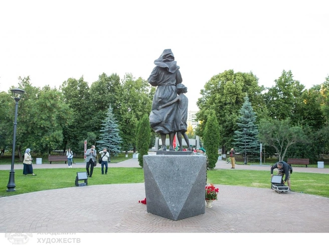 Так скульптура выглядит сзади. Девочка обнимает мать, ищет защиту | Источник: Российская Академия Художеств