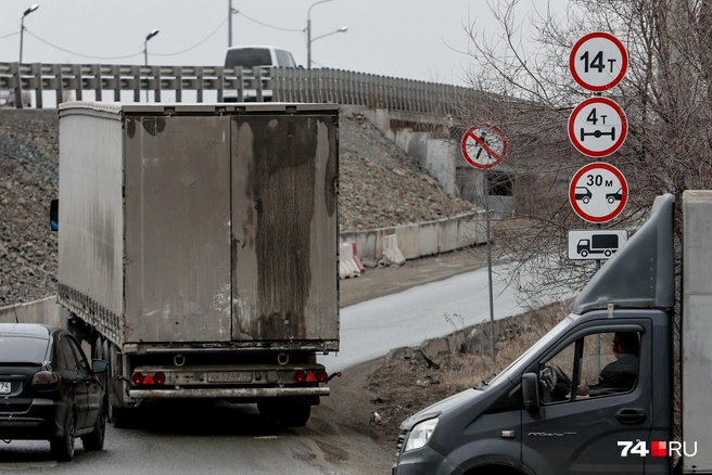 Фуры продолжают ездить по старому мосту на Троицком тракте. Вес длинномера — порядка 20 тонн | Источник: Наталья Лапцевич