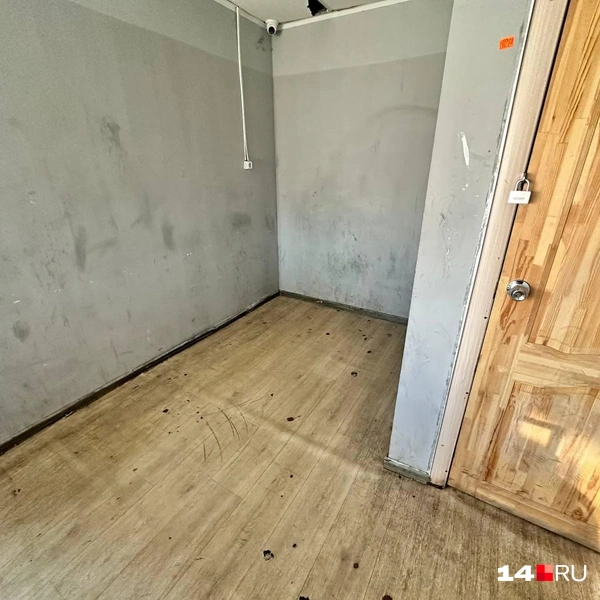 Грязные пол и стены | Источник: Илья Константинов / 14.RU