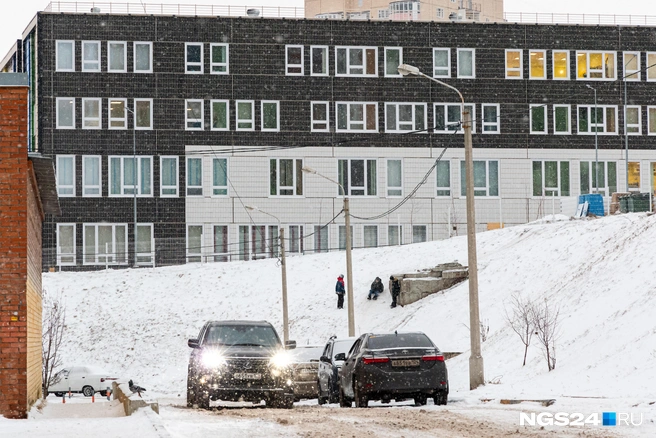 Импровизированна горка над узким проездом во двор. Из-за плотно заставленных машин и близости зданий, вовремя заметить подъезжающее авто можно не успеть | Источник: Мария Ленц / NGS24.RU
