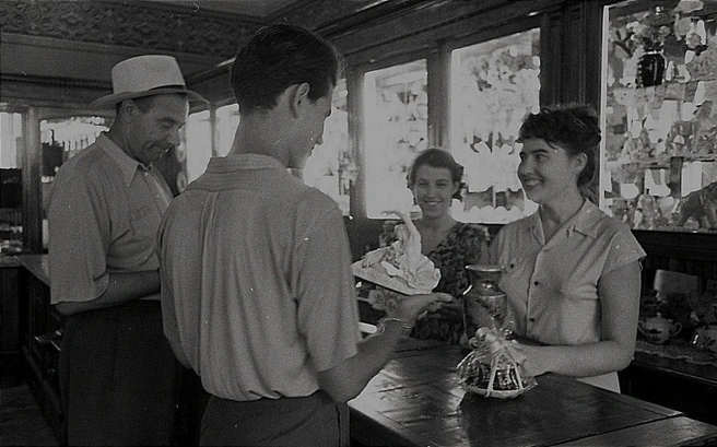 Магазин «Подарки». 1959 год | Источник: фотофонд Самарского областного государственного архива социально-политической истории