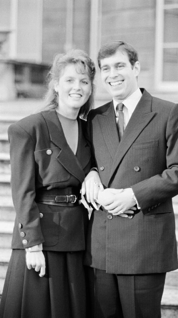 Сара Фергюсон и принц Эндрю во время фотосессии в честь их помолвки, Букингемский дворец, 19 марта 1986