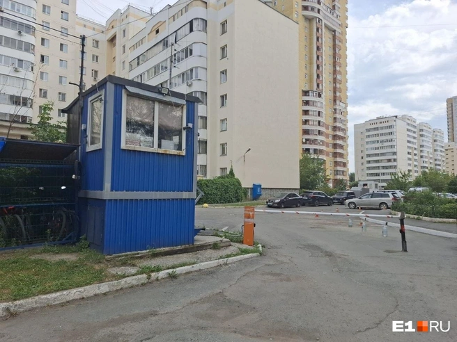 Когда-то в доме была и охрана, но после многочисленных жалоб в ЧОП отказались обслуживать здание | Источник: Елена Аносова / E1.RU