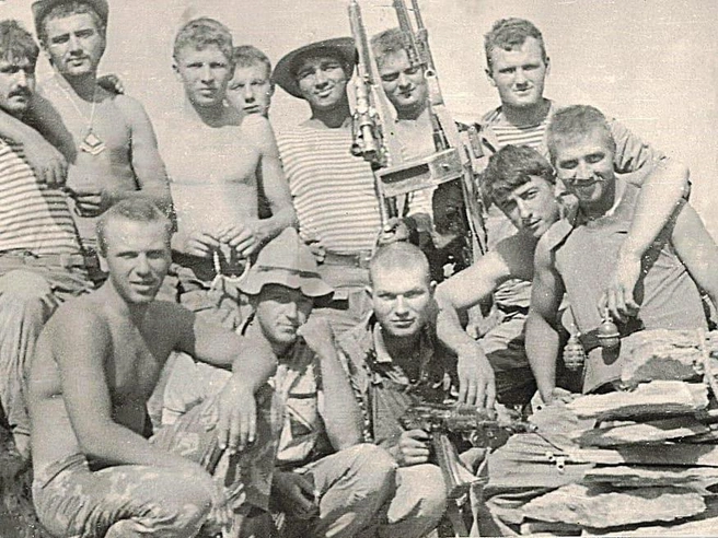 Илдырым Гасанов с сослуживцами | Источник: архив Илдырыма Гасанова