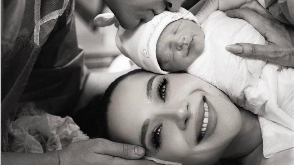 Лерчек не стала прятать лицо сына&nbsp;&mdash; первые фото из роддома