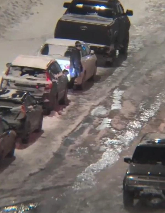 Горячая вода залила придомовую территорию | Источник: читатель 86.RU