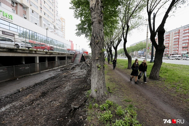 Старый тротуар пока относительно цел, но людям явно комфортнее ходить по прямой, без ступенек и грязи | Источник: Наталья Лапцевич