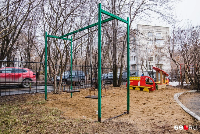 Площадка у этого дома&nbsp;— не самая красивая | Источник: Тимофей Калмаков / 59.RU