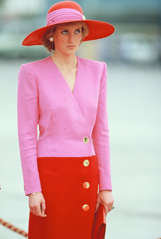 Королевский тренд: платья в стиле color-blocking от первых британских модниц