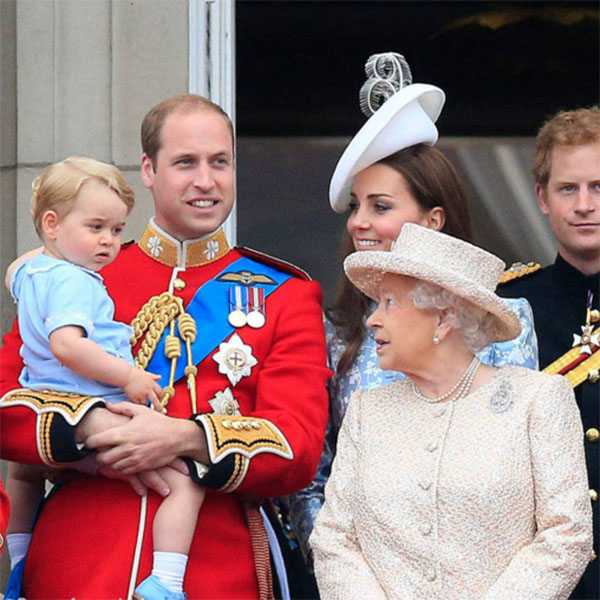 Маленький принц Георг всегда внимательно слушает бабушку королеву Елизавету II