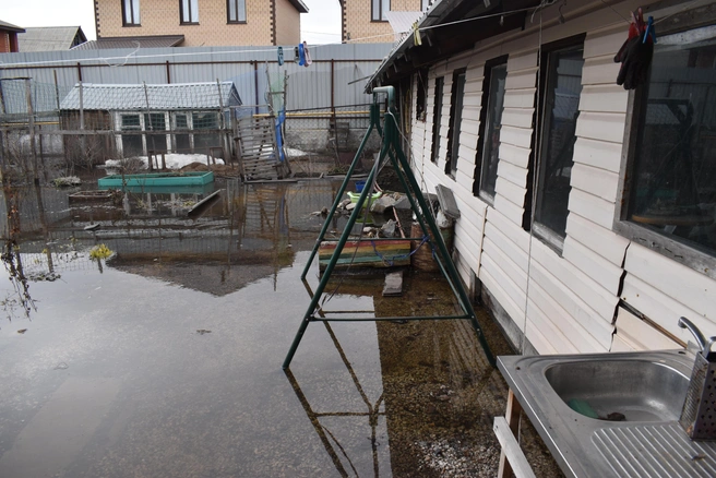 Раньше до качелей вода, по словам хозяйки дома, никогда не доходила | Источник: Рихарда Лем / NGS.ru