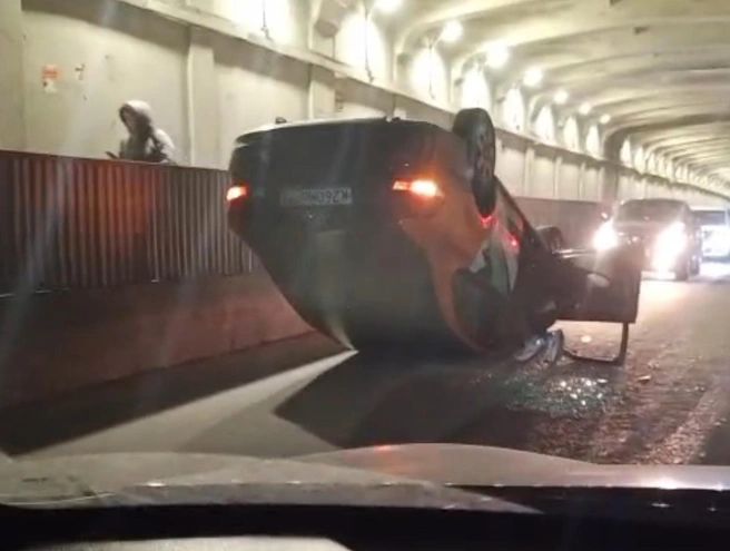 Автомобиль принадлежит каршеринговой компании | Источник: читатель НГС