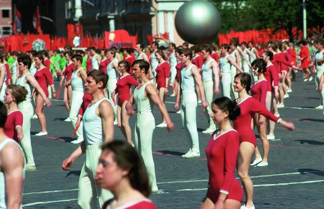 А вот выступление юных физкультурников во время первомайского парада в 1975 году | Источник: Ю. Королев / Главархив Москвы