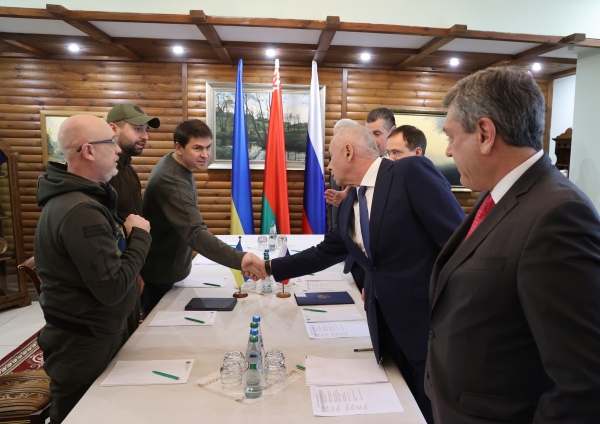 Перед началом стороны пожали руки друг другу