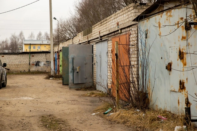 Гаражи стоят рядом с техникумом не один год | Источник: Александра Мамонтова / 76.RU