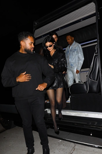 Кайли Дженнер отправилась на вечеринку в кожаном пальто длины мини | marieclaire.ru