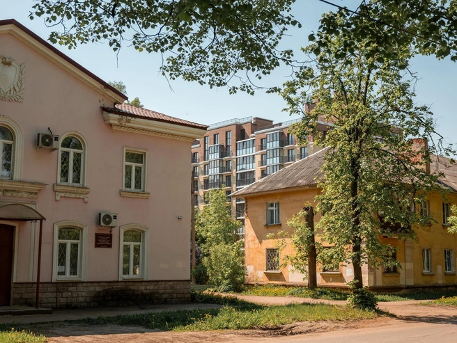 Новостройка видна между зданием суда и старым домом | Источник: Александр Куренной / 76.RU
