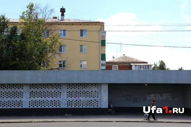 Отчего же люди так категорически не хотят пользоваться переходами близ крупного уфимского завода? | Источник: Тимур Шарипкулов