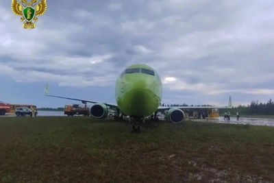 Boeing 737 из Новосибирска выкатился за пределы ВПП в Мирном