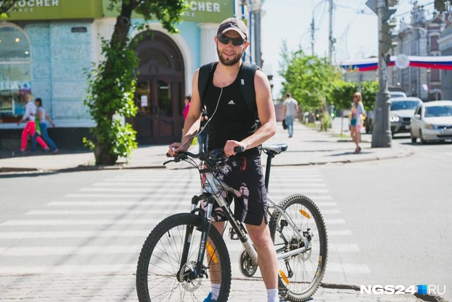 26-летний операционист ломбарда Виталий передвигается на велосипеде в основном по дорогам — за день накатывает до 30 км, но на велосипед садится лишь в сухую погоду. «Хуже всего — пересекать мосты: много выхлопов и пыли, на улицах пыли мало, но напрягает тополиный пух», — вздыхает он.