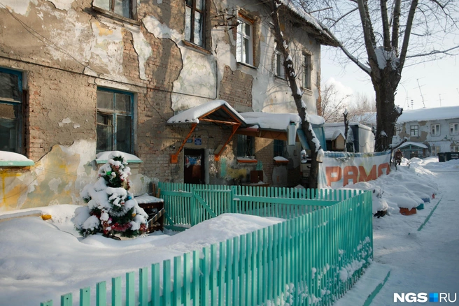 Перед некоторыми домами можно встретить палисадники и навесы | Источник: Андрей Бортко / NGS.RU