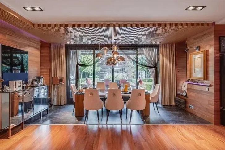 Обеденная зона с панорамными окнами | Источник: Циан