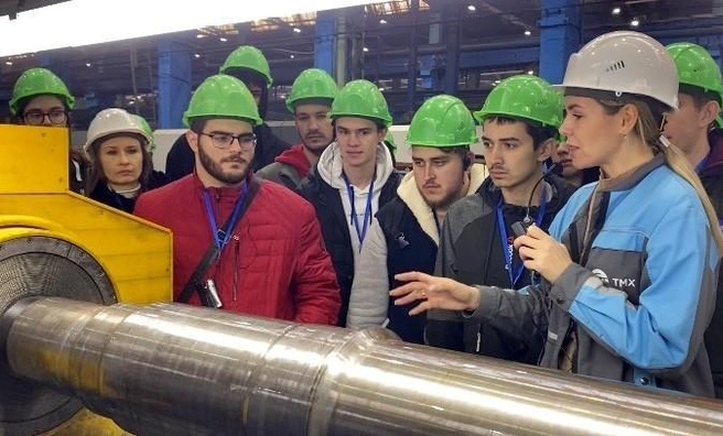 Молодые профессионалы получают знания прямо на производстве | Источник: НЭВЗ