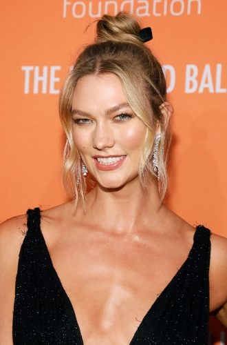 Карли КлоссСупермодель часто предпочитает пучок с вытянутыми локонами классическому варианту прически, и почти всегда делает правильный выбор, который заметно освежает образ.