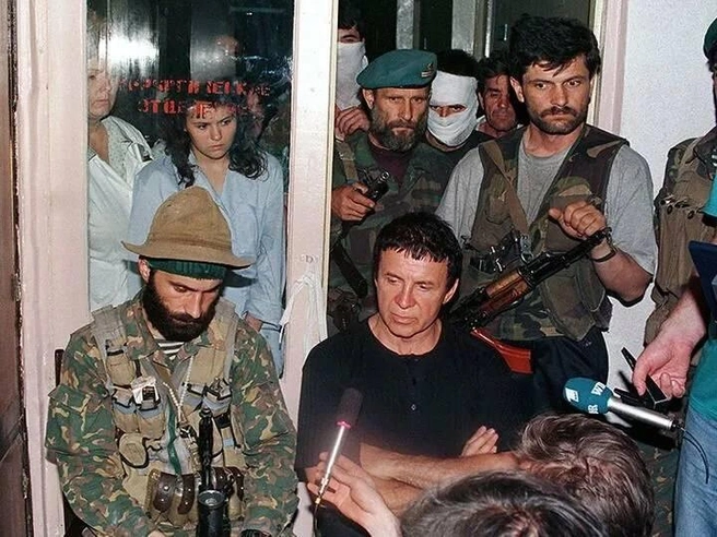 В Буденновск в 1995 году депутат Госдумы Анатолий Кашпировский прибыл, чтобы убедить террориста Шамиля Басаева отпустить заложников из захваченной больницы. В своих воспоминаниях он написал, что убедил Басаева отпустить пять беременных женщин | Источник: Advokatzhorin / T.me