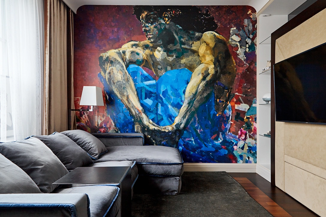 Гостиная. Диван, Casa Milano. Торшеры, Contardi. Ковер, Carpet edition. Светильники, Flos. Шторы, Togas. ТВ зона из алькантары, Wood& Interiors. Репродукция «Демона» Михаила Врубеля на стене — флизелиновые обои по индивидуальному заказу. | Источник: Алексей Дунаев