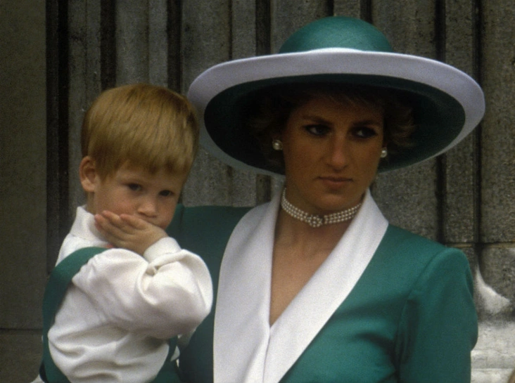 Принц Гарри с матерью на балконе Букингемского дворца, 11 июня 1988