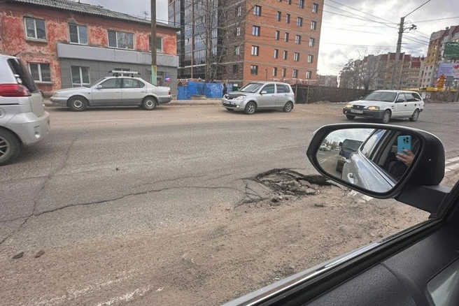 Яма на пересечении Новобульварной и Красной Звезды | Источник: очевидец