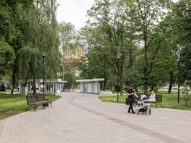 Главная аллея завершается ещё одним монументом — медиаэкранами и стендом с фотографиями почётных жителей Ярославля | Источник: Александр Куренной / 76.RU