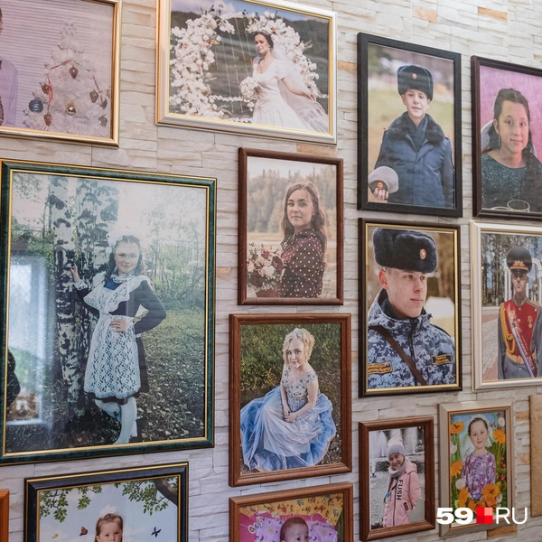 Одна из фотогалерей в коридоре | Источник: Тимофей Калмаков / 59.RU