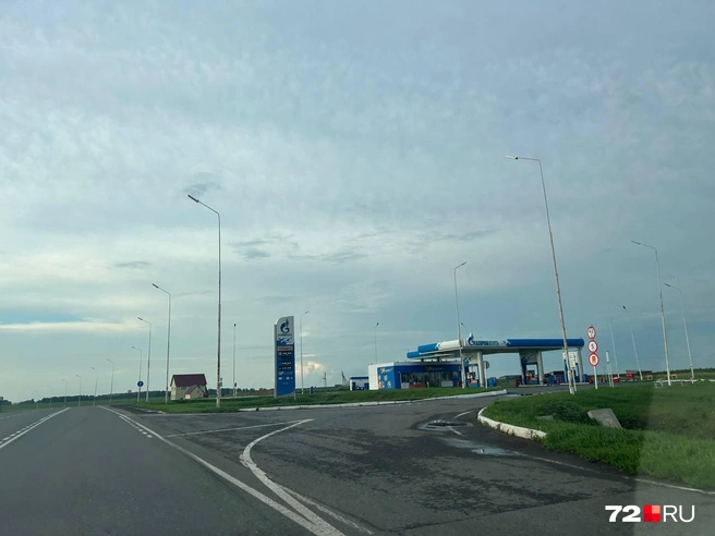 Вторая заправка в Казанском округе. Это Новоселезнево. Здесь нет ни бензина, ни газа, ни дизеля. Давно | Источник: Елена Познахарева